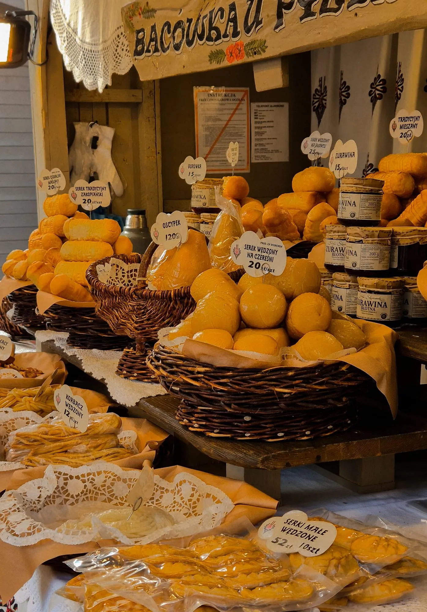 Verkäufer schneidet Käse an einem Marktstand